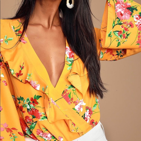 Lulu’s Yellow Floral Bodysuit Bell Sleeves Sz M - Picture 2 of 2